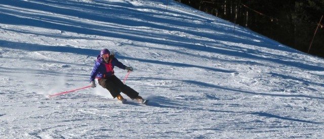 Julia Van Raalte, carving hard on the Rossignol S3 W.