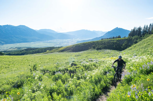 Blister reviewers discuss which mountain bike pedals they prefer, how different mountain bike pedal systems differ, and more.