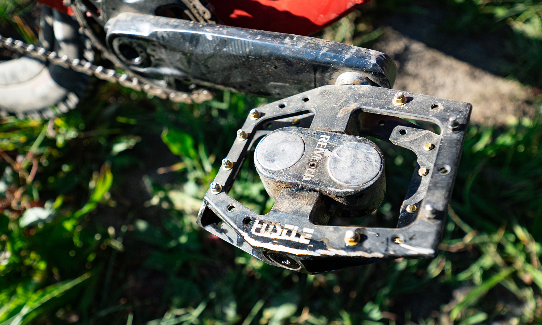 Dylan Wood & Luke Koppa review the Hustle Bike Labs Avery REMtech magnetic mountain bike pedals for Blister