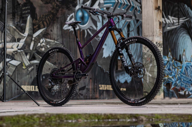SCOR is a new MTB-focused brand by BMC, and on our latest episode of Bikes & Big Ideas we sat down with founders Mariano Schoefer and Christof Bigler to get the story of how their after-hours tinkering blossomed into SCOR and get the rundown on their first models, the 4060 ST and LT.