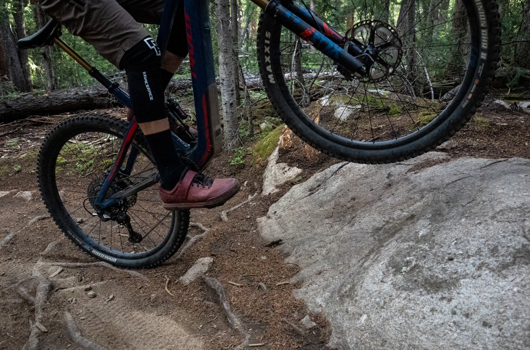 Simon Stewart and Dylan Wood review the Pivot Shuttle SL for Blister