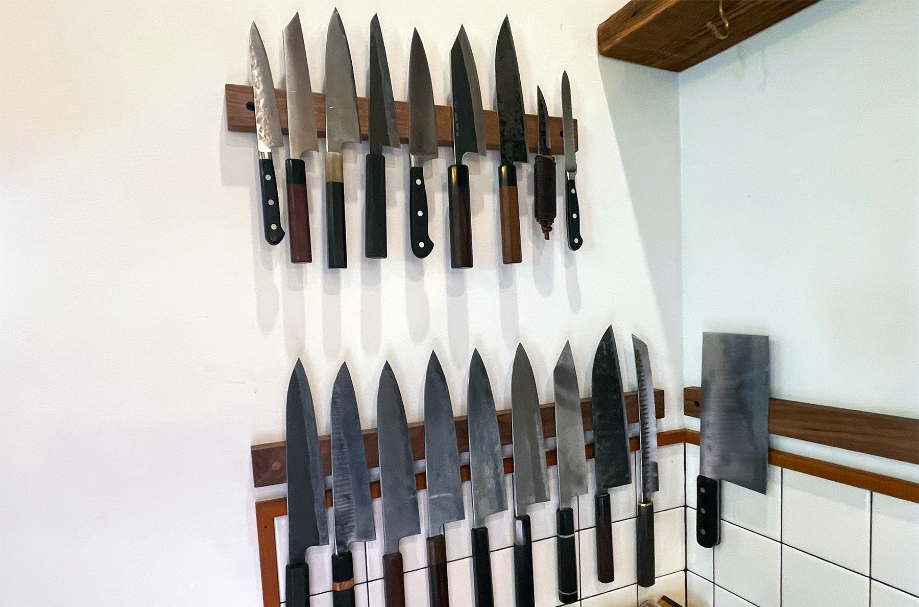 ON3P Skis founder, Scott Andrus, is known for being maniacal about the craft of building skis. But on our CRAFTED podcast, we talk with Scott about another obsession of his: knives — how he got into knives; knife quivers; patina chasing; price ranges; cutting boards; and more.