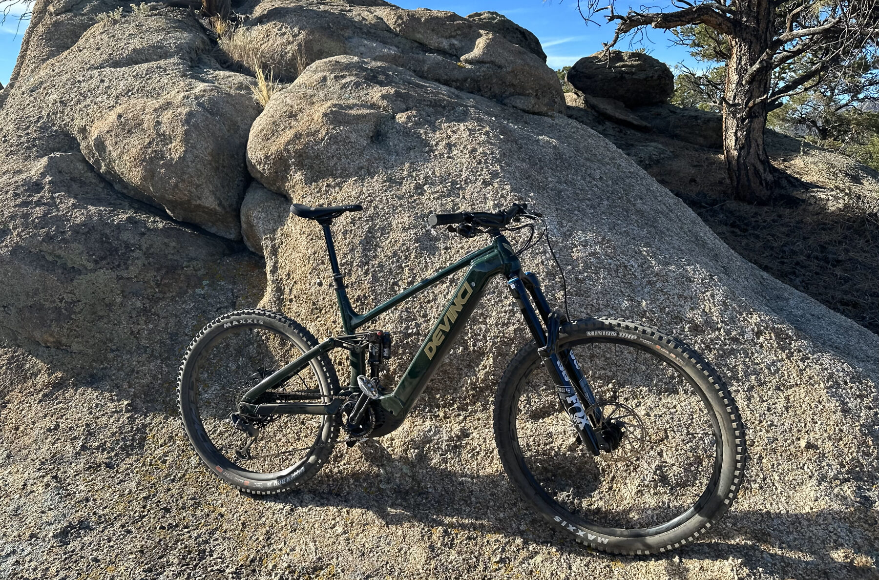 Simon Stewart reviews the Devinci E-Troy for Blister