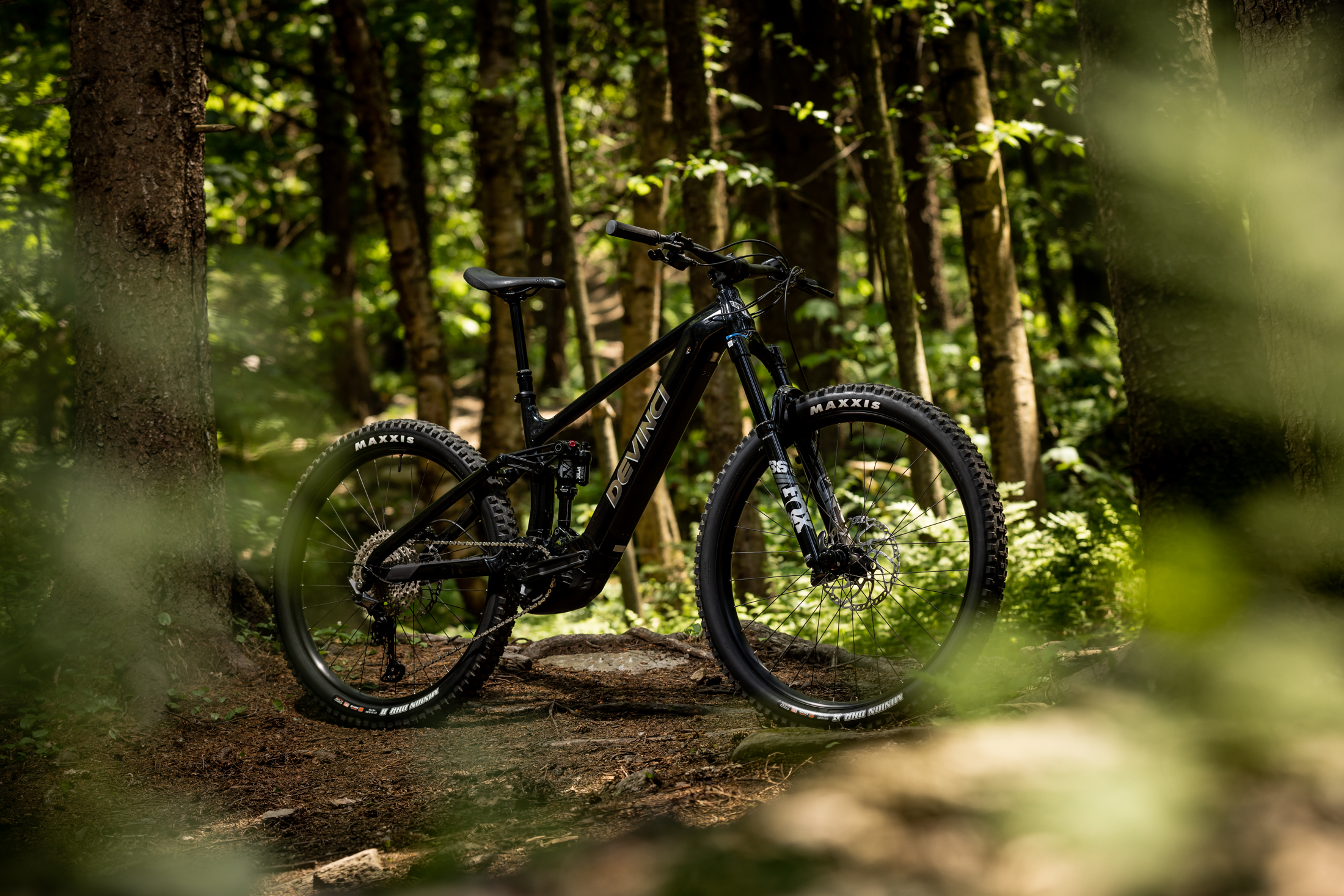 Simon Stewart reviews the Devinci E-Troy for Blister