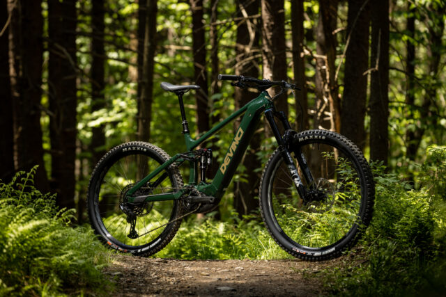 Simon Stewart reviews the Devinci E-Troy for Blister