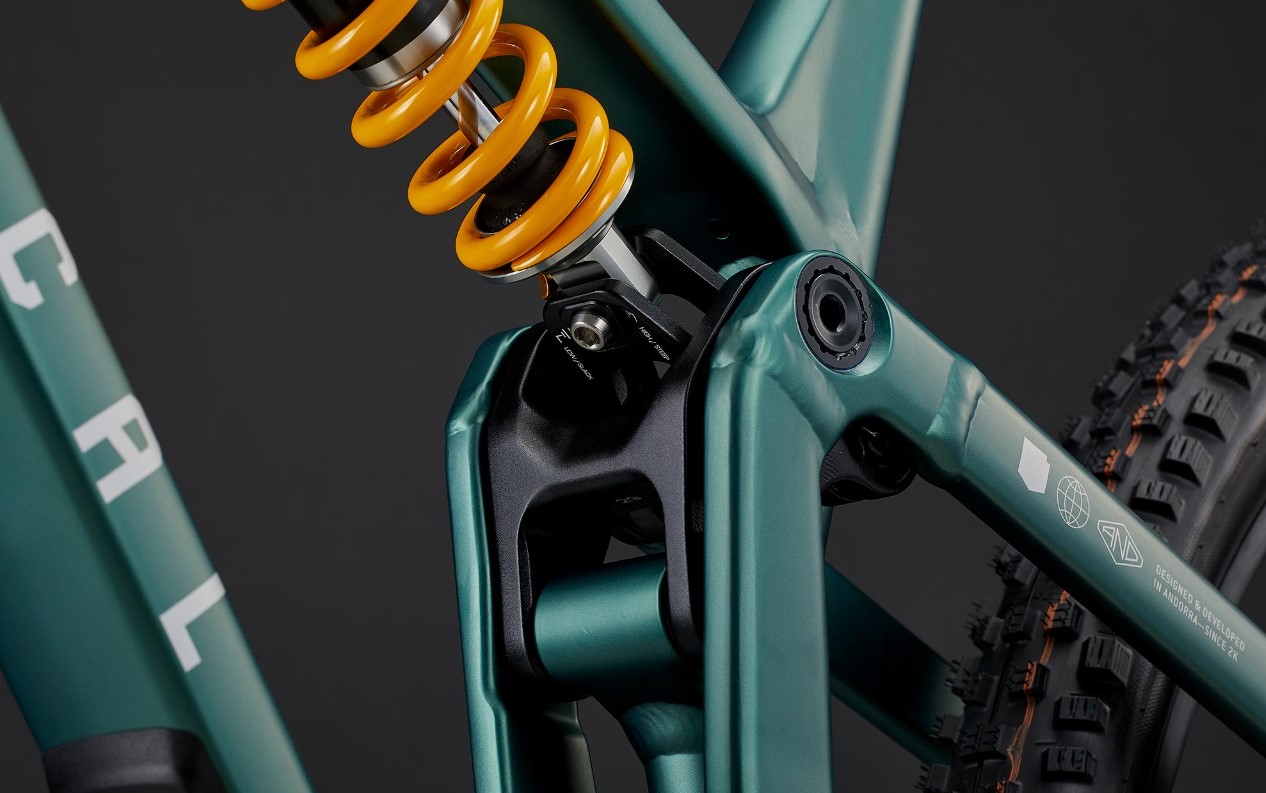 David Golay reviews the Commencal Meta V5 for Blister