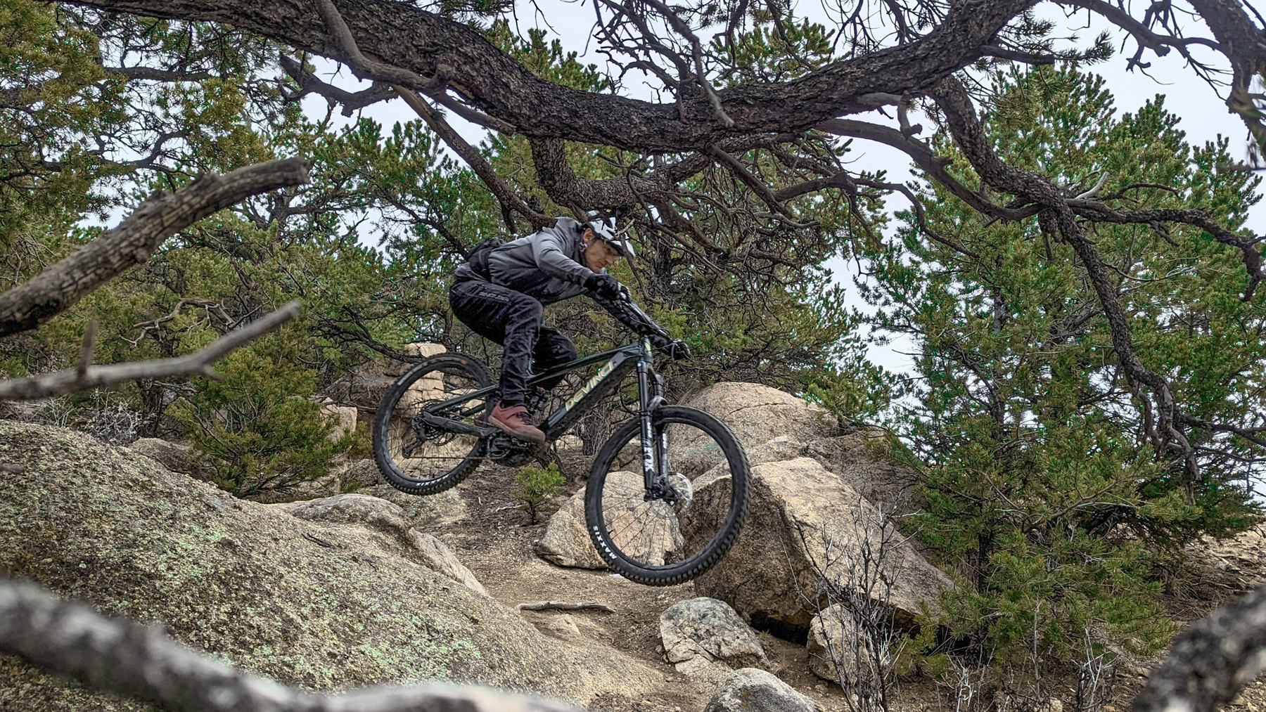 Simon Stewart reviews the Devinci E-Troy for Blister