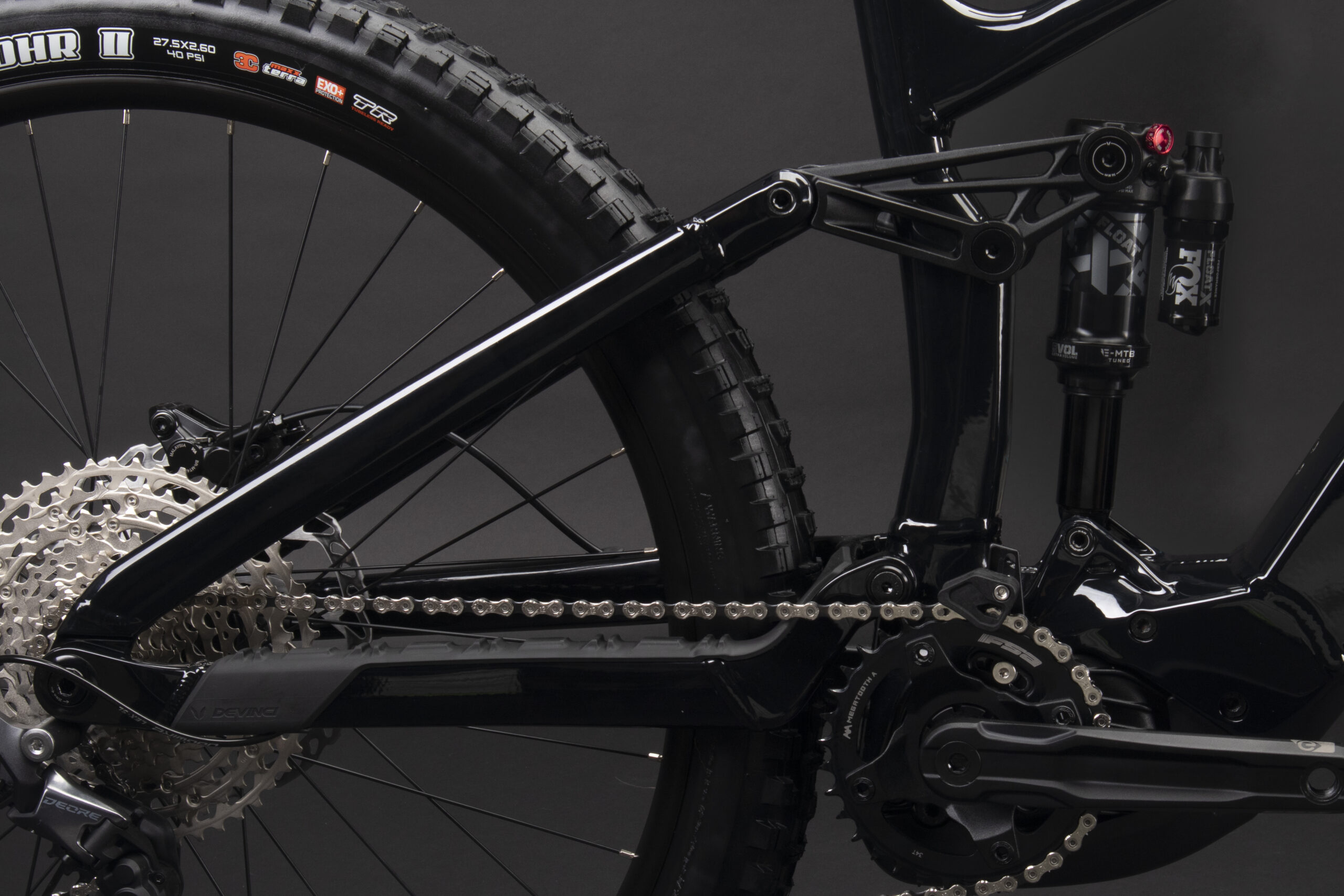 Simon Stewart reviews the Devinci E-Troy for Blister