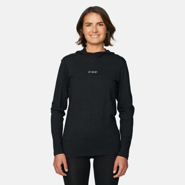 Kara Williard reviews the Lé Bent Women’s Feathertop Ultralight Hooded Long Sleeve Tee for BLISTER.