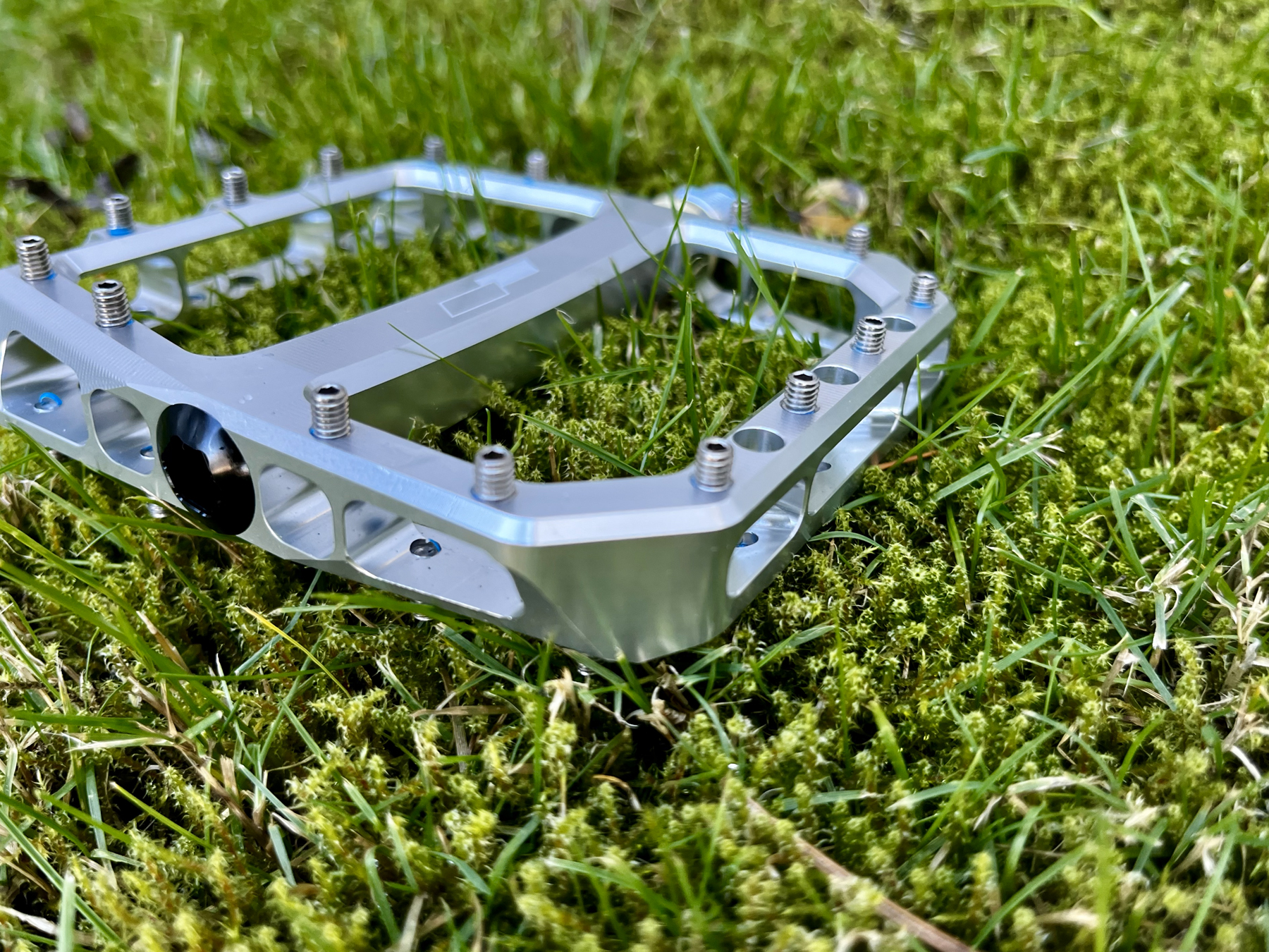 Zack Henderson reviews the Sensus Crue pedals for Blister