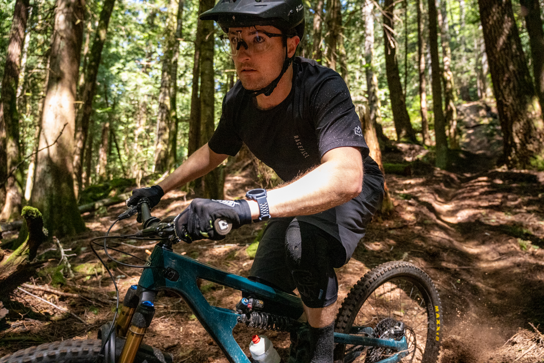 David Golay and Zack Henderson review the Yeti SB165 for Blister