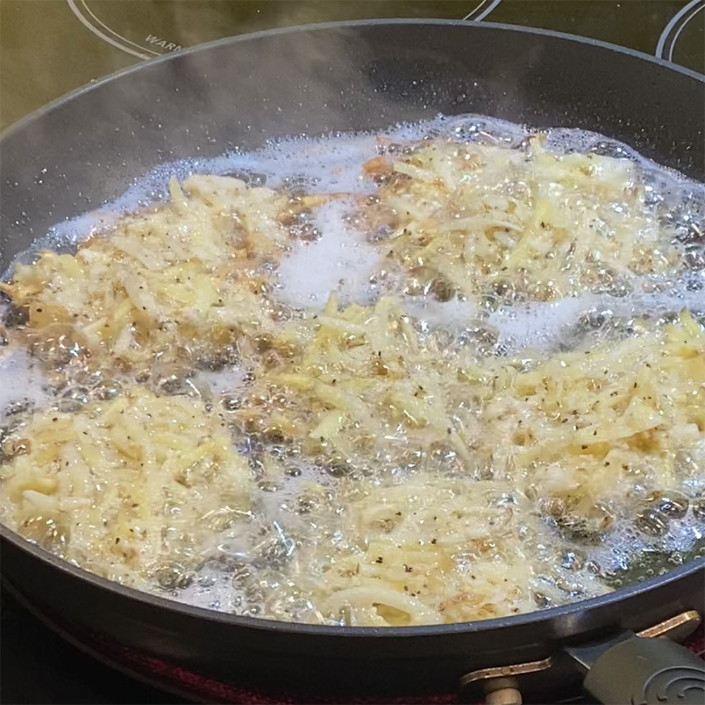 Mama Noah’s latkes, in the pan