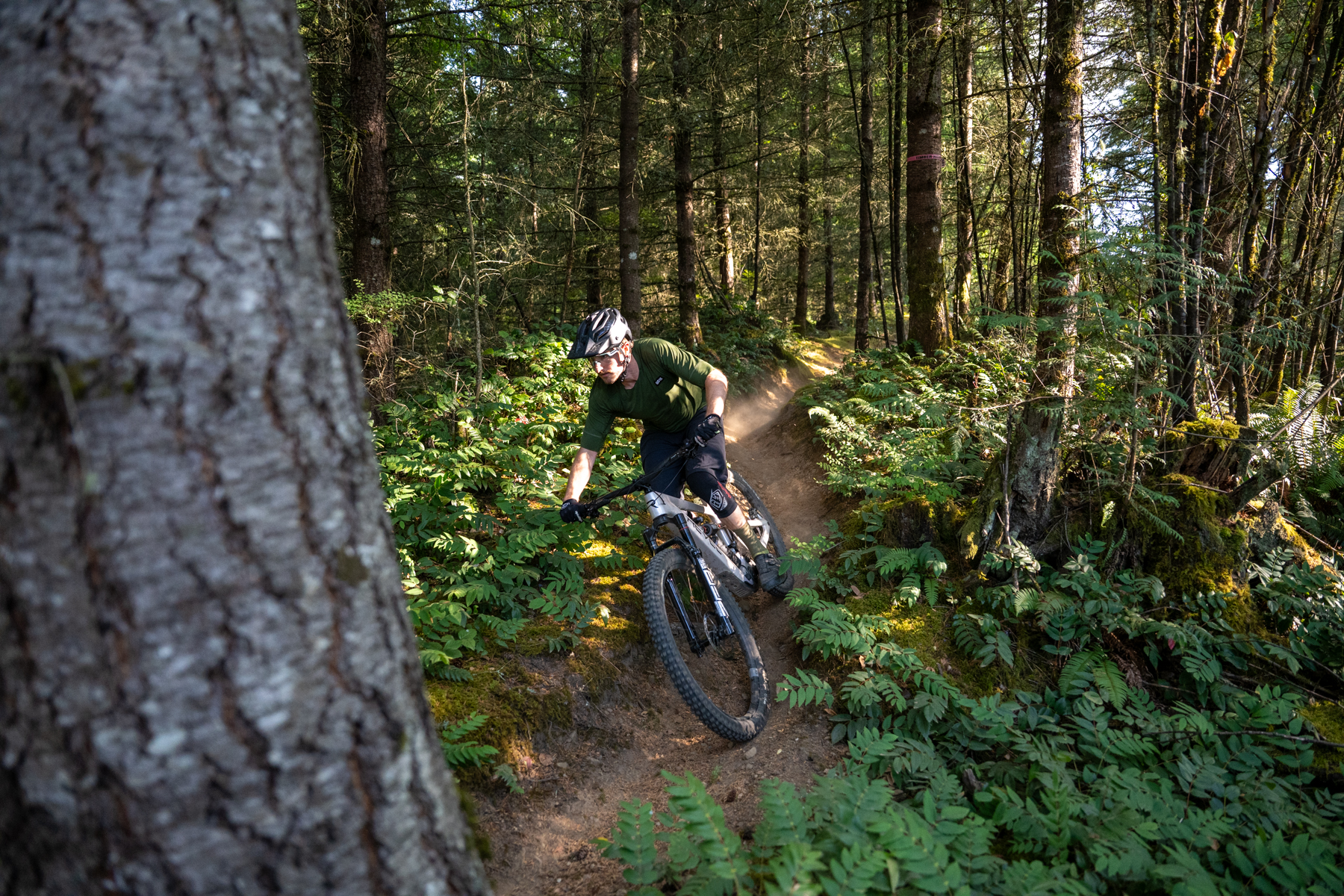 Zack Henderson reviews the OneUp Wave flat pedals for BLISTER