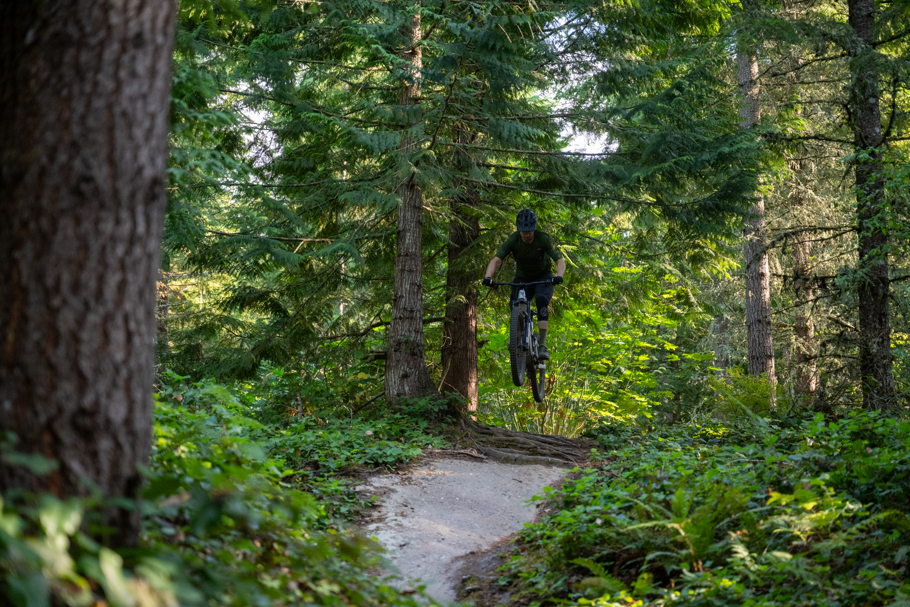 Zack Henderson reviews the OneUp Wave flat pedals for BLISTER