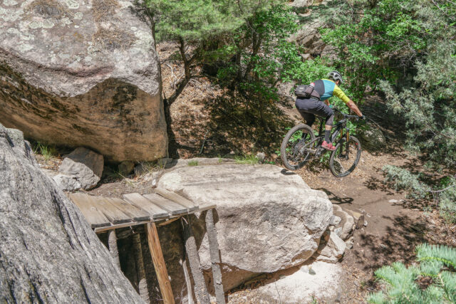 Simon Stewart descending on the Santa Cruz Bullit
