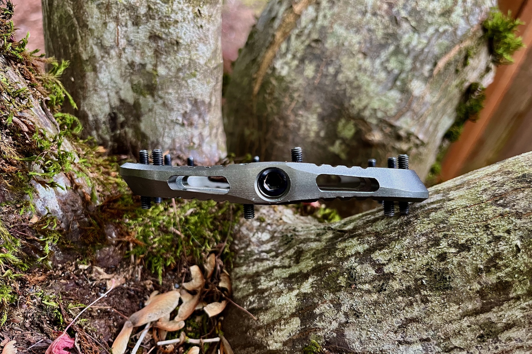 Zack Henderson reviews the OneUp Wave flat pedals for BLISTER