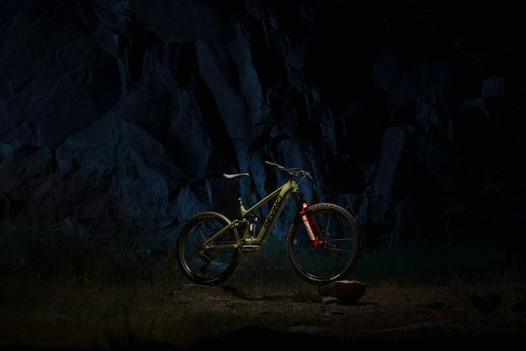 Zack Henderson reviews the Devinci E-Spartan Lite for Blister