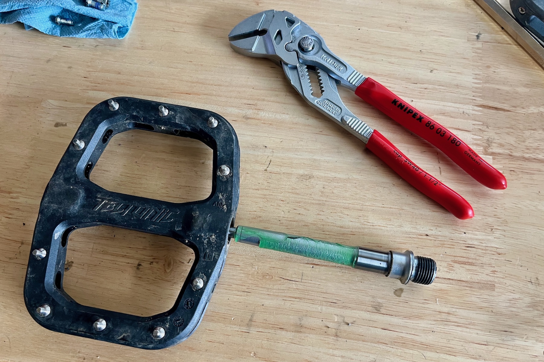 Zack Henderson reviews the Tectonic Alibi pedals for Blister Review