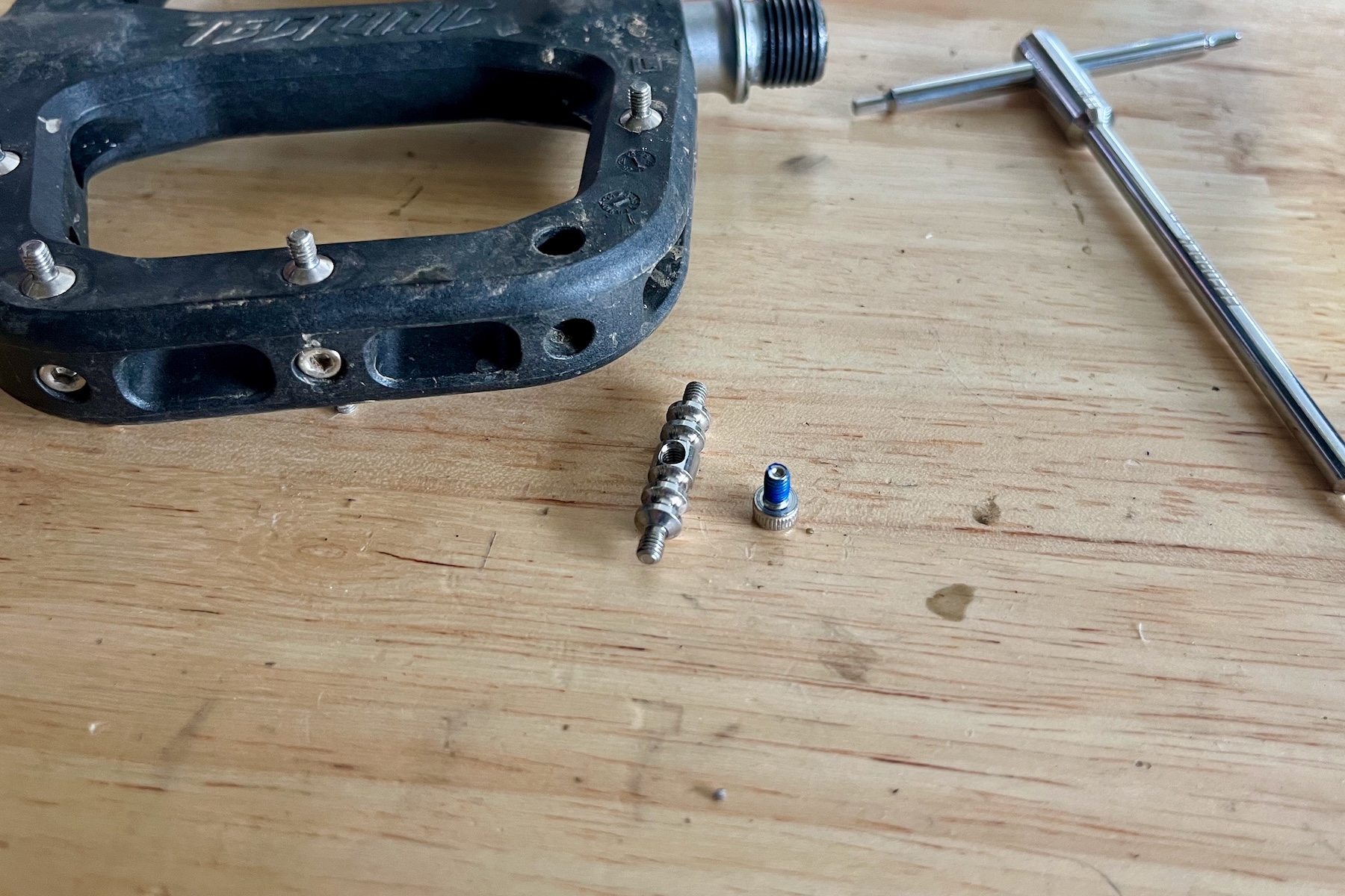 Zack Henderson reviews the Tectonic Alibi pedals for Blister Review