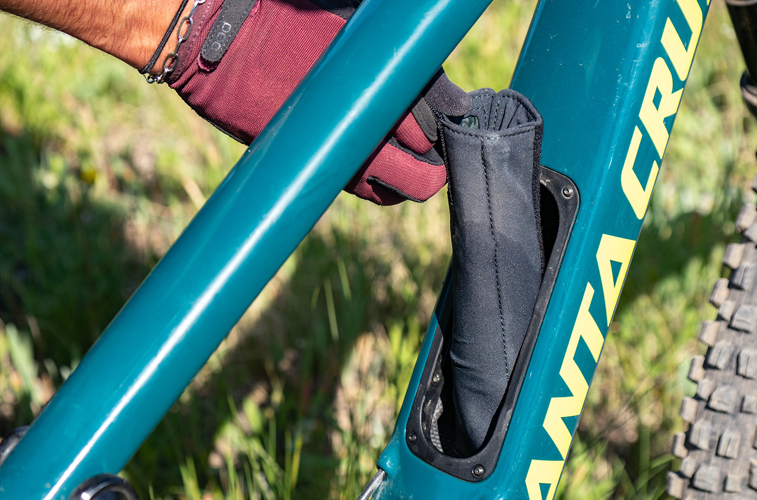 Santa Cruz Hightower 4 — in-frame downtube storage