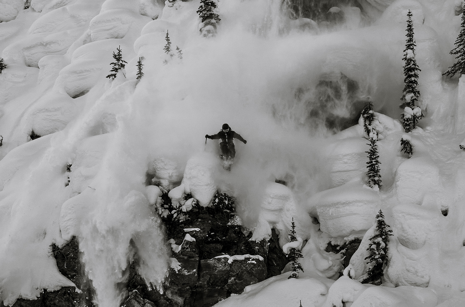 Stinius Skjøtskift skiing the 4FRNT Sinister