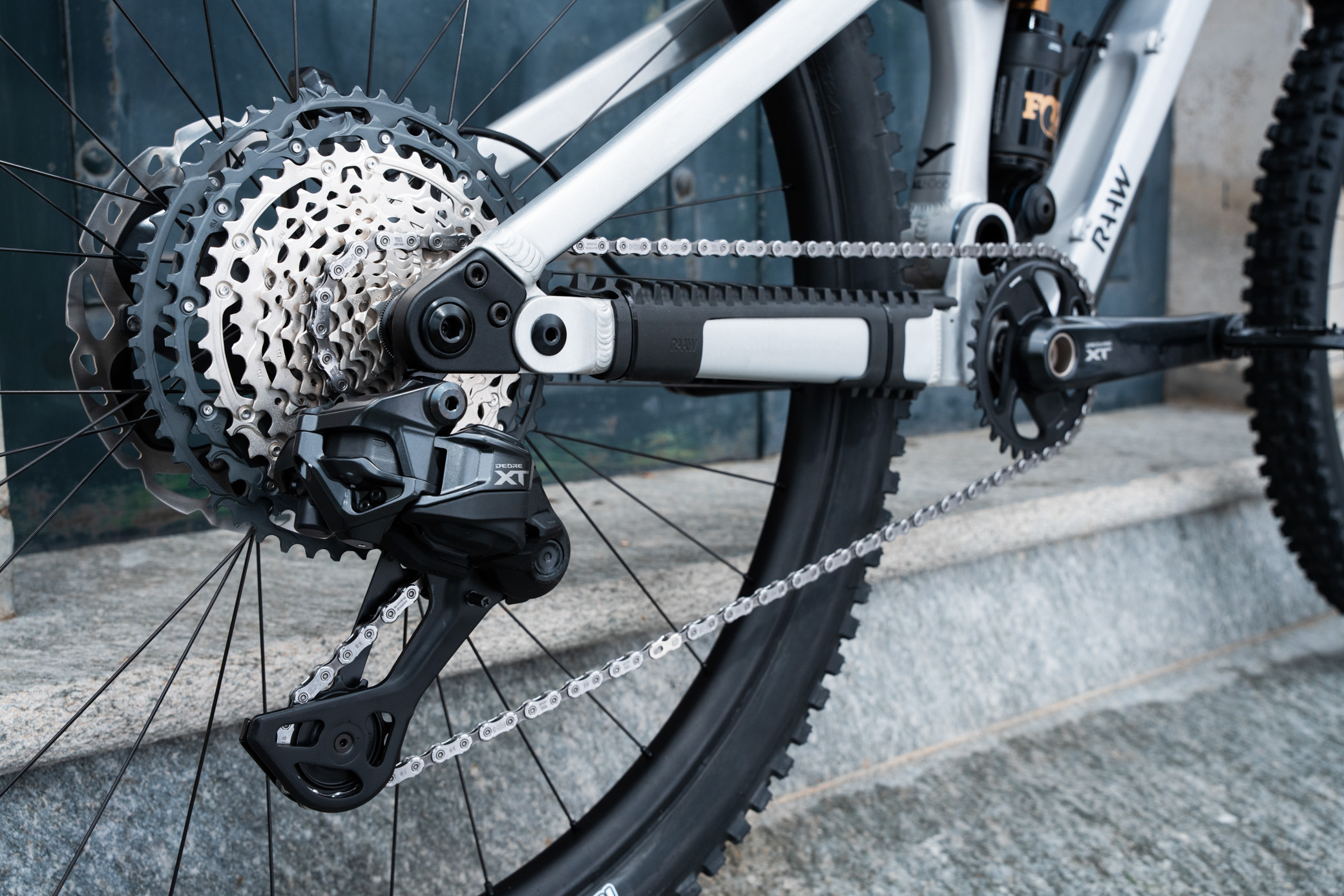 David Golay reviews the RAAW Madonna V3.2 and Jibb V2.2 for Blister