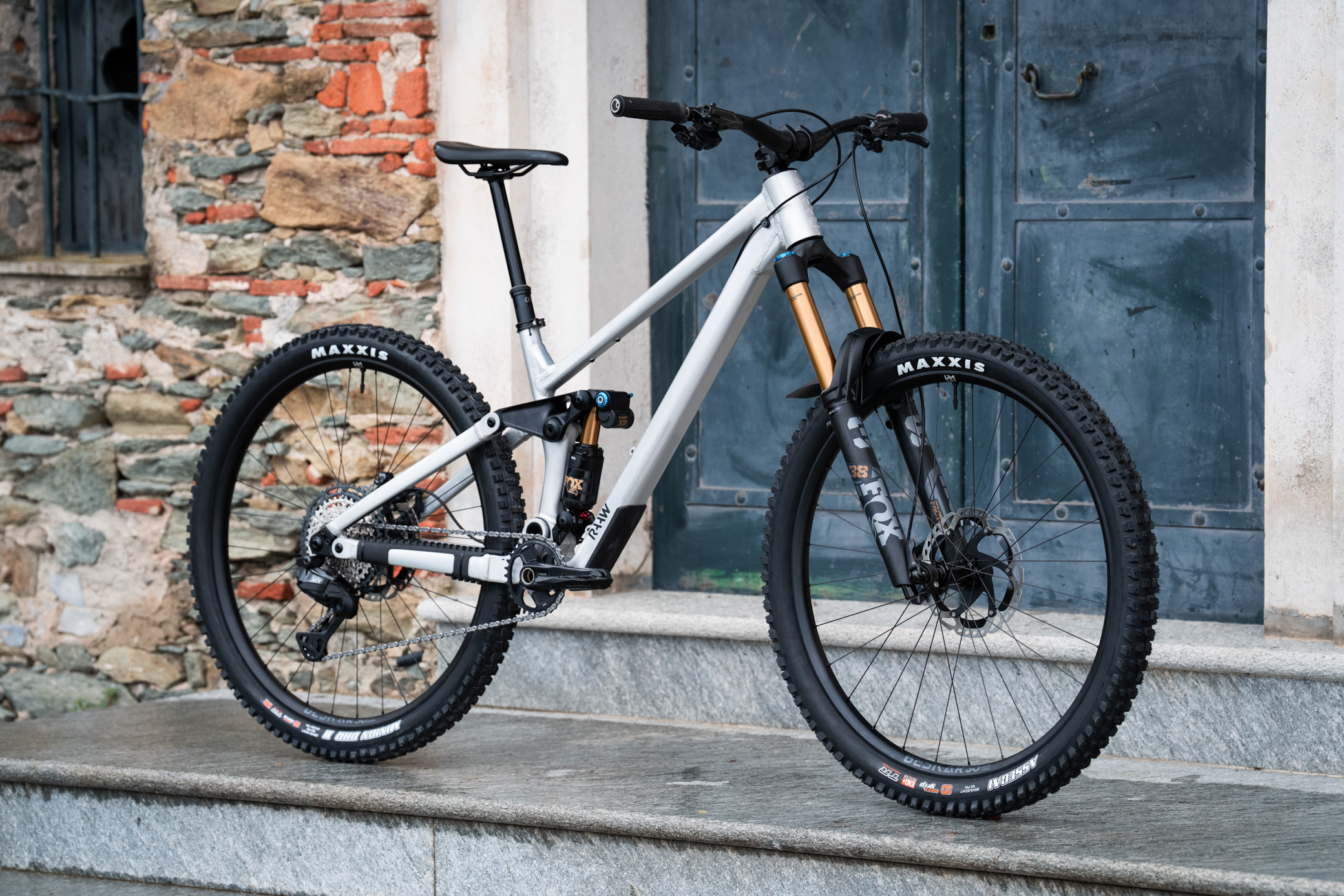 David Golay reviews the RAAW Madonna V3.2 and Jibb V2.2 for Blister