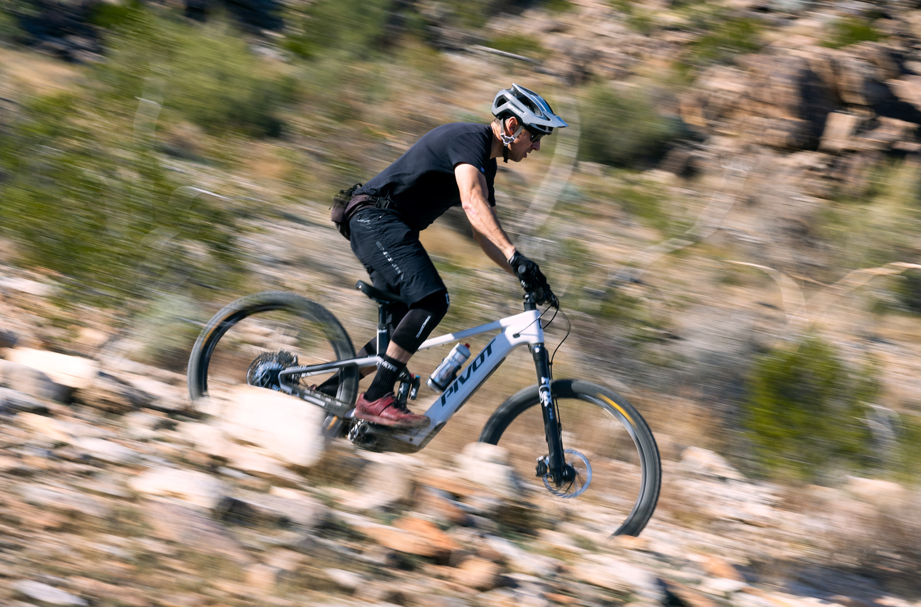 Simon Stewart reviews the Pivot Shuttle LT