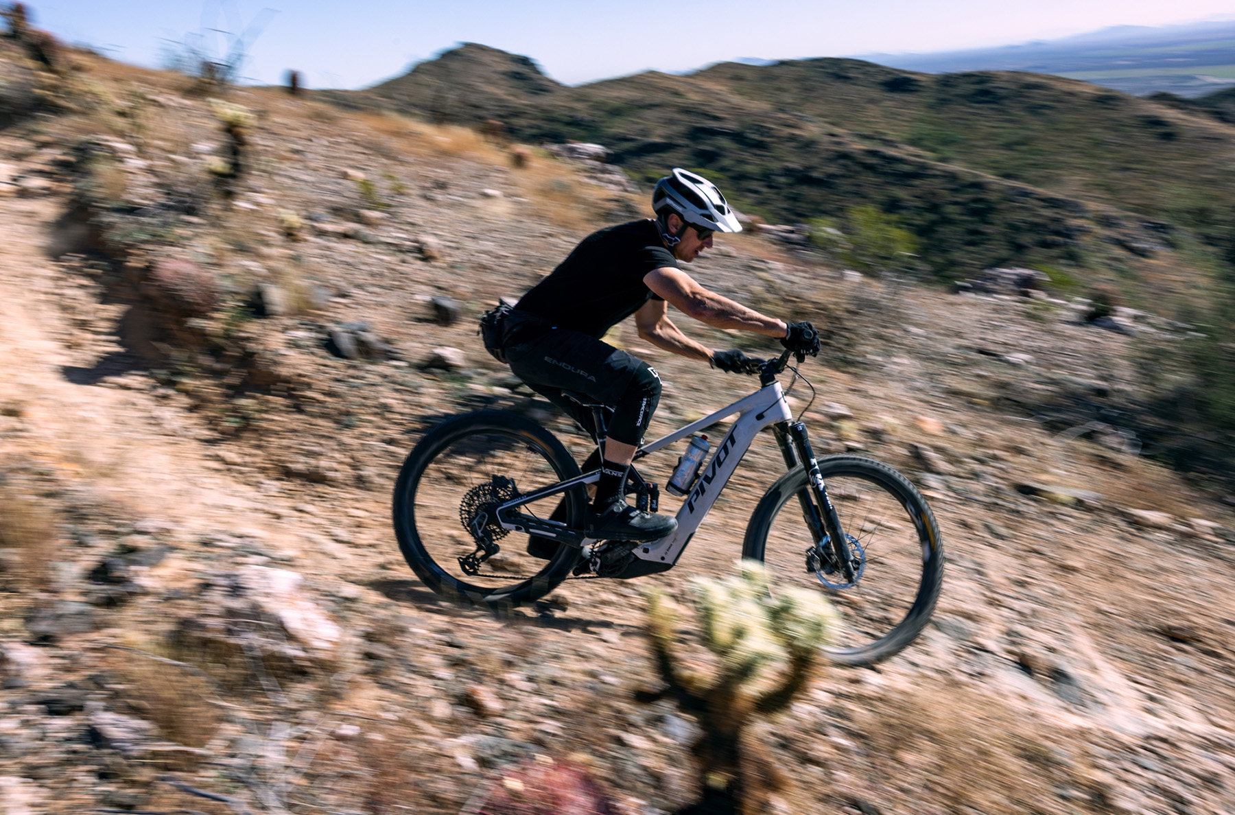 Simon Stewart reviews the Pivot Shuttle LT