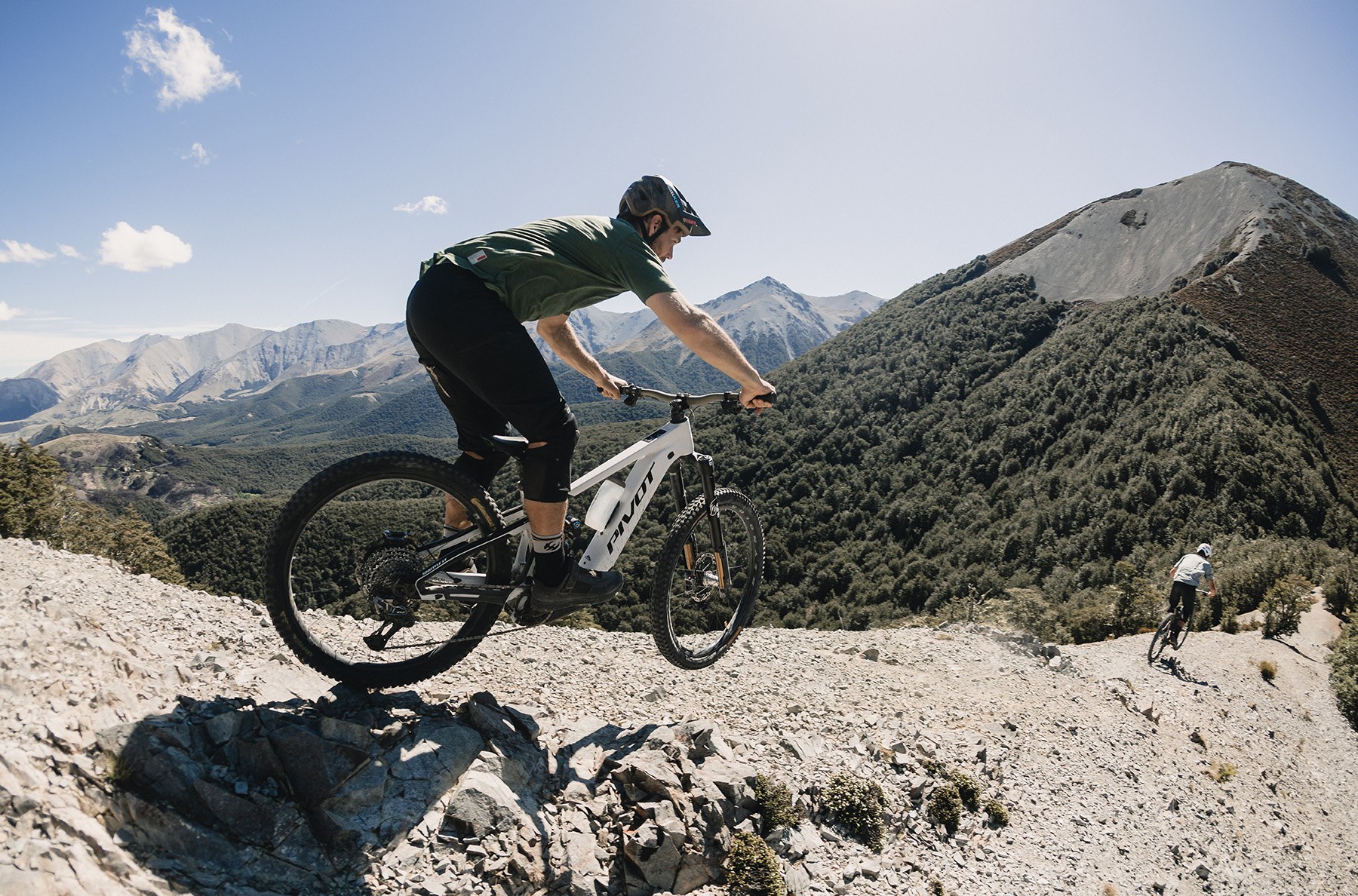 Simon Stewart reviews the Pivot Shuttle LT